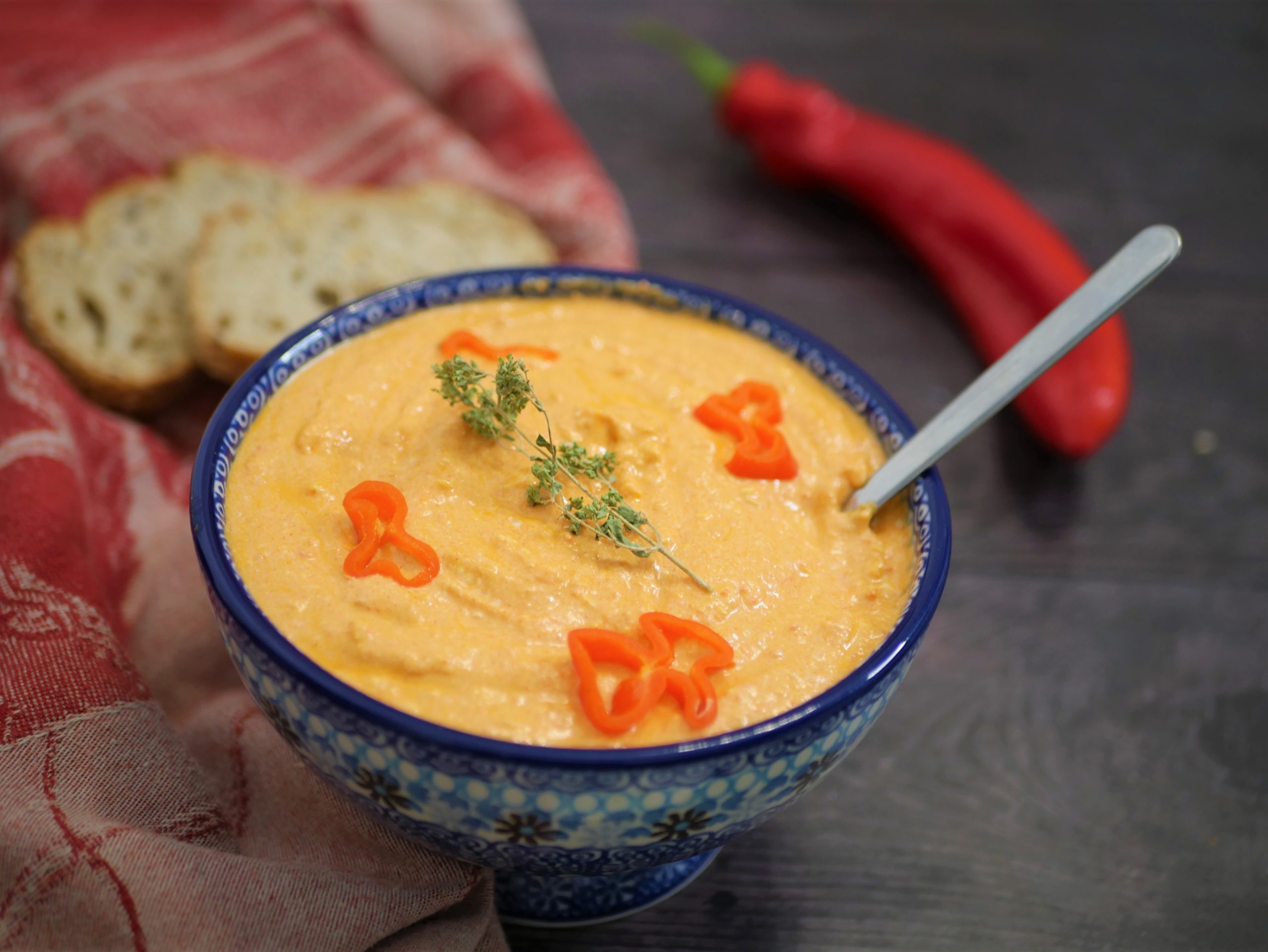 TIROKAFTERI: Sauce feta et poivron - CUISINE A LA GRECQUE
