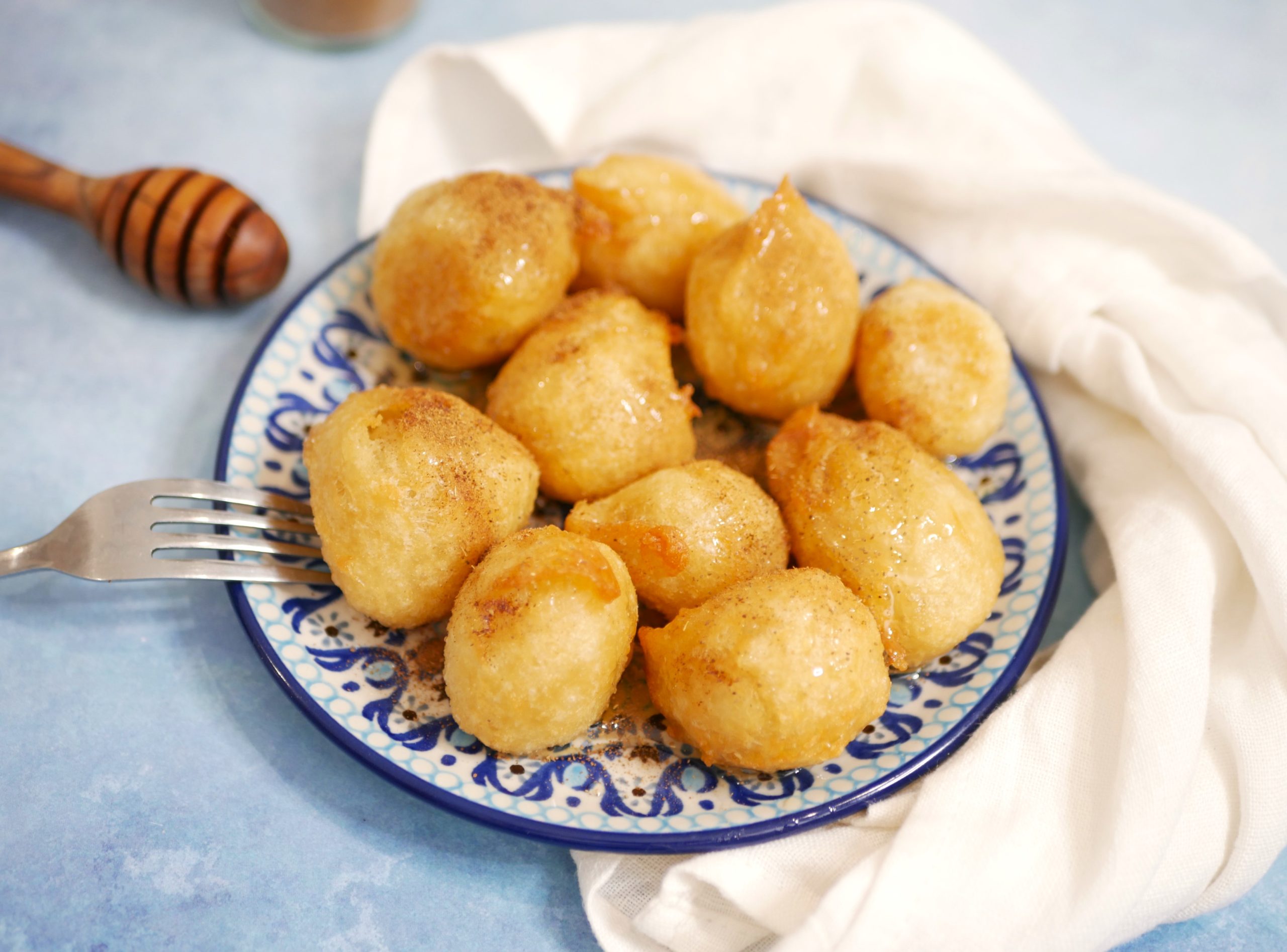 LOUKOUMADES  Beignets au miel et  la cannelle - CUISINE A LA GRECQUE