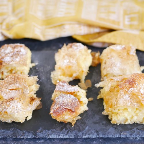 Bougatsa grecque traditionnelle dorée saupoudrée de cannelle et sucre glace
