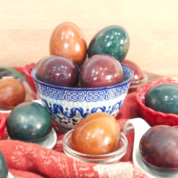 TUTO-OEUFS-DE-PAQUES-COLORANT teindre-oeufs-naturellement-paques