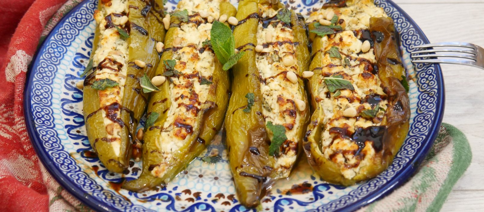PIPERIES GEMISTES ME FETA POIVRONS FARICS A LA FETA CUISINE A LA GRECQUE poivrons farcis à la feta
