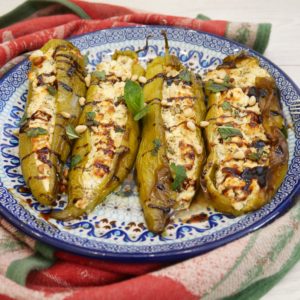 PIPERIES GEMISTES ME FETA POIVRONS FARICS A LA FETA CUISINE A LA GRECQUE poivrons farcis à la feta