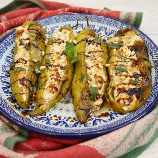 PIPERIES GEMISTES ME FETA POIVRONS FARICS A LA FETA CUISINE A LA GRECQUE poivrons farcis à la feta