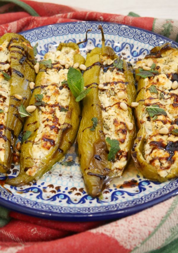 PIPERIES GEMISTES ME FETA POIVRONS FARICS A LA FETA CUISINE A LA GRECQUE poivrons farcis à la feta