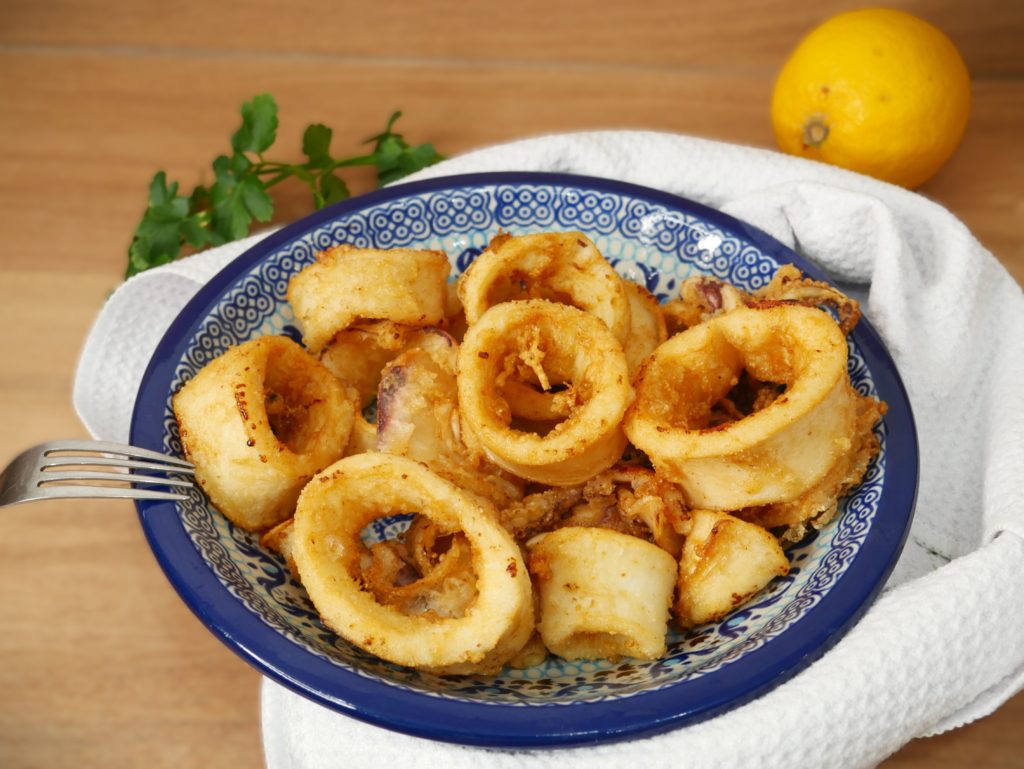 CALAMARS FRITS CUISINE A LA GRECQUE  KALAMARAKIA TIGANITA