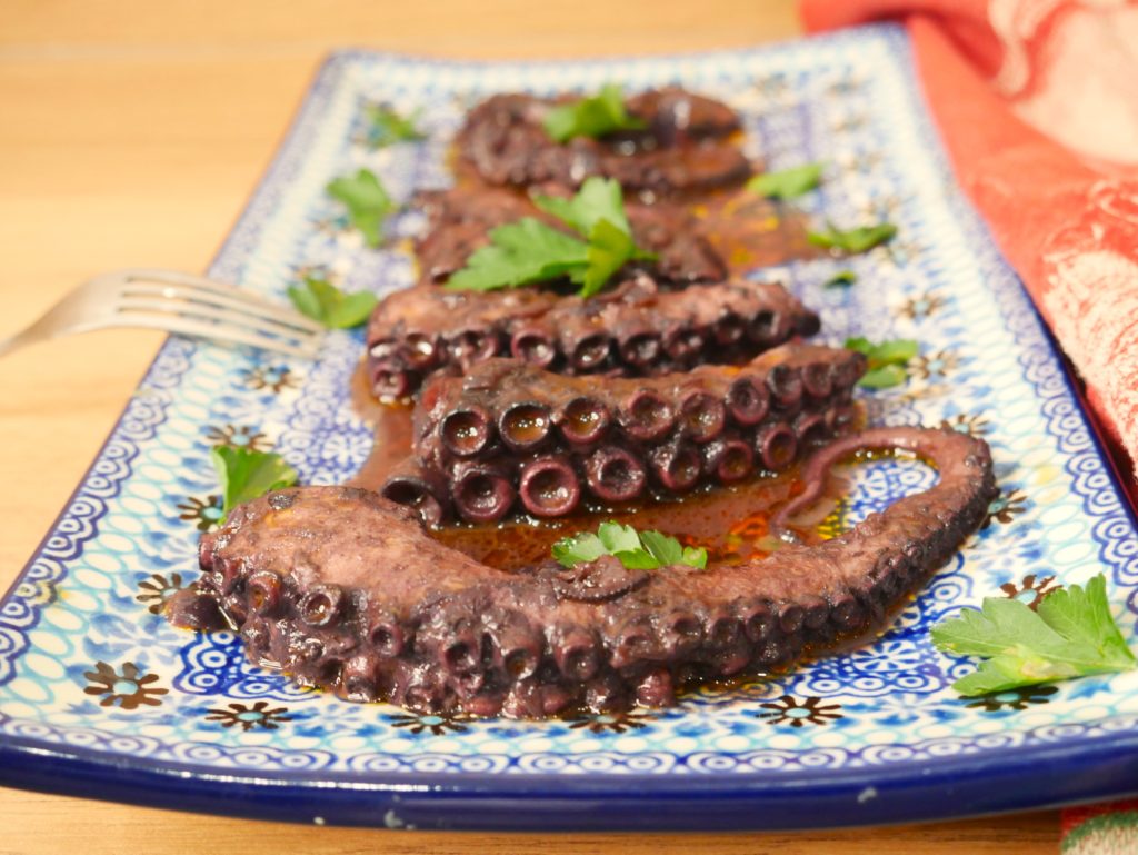 POULPE AU VIN ROUGE XTAPODI KRASATO CUISINE A LA GRECQUE 