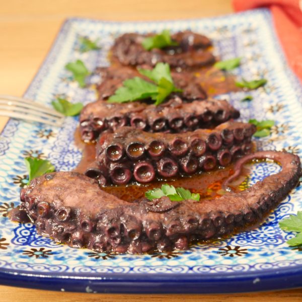 POULPE AU VIN ROUGE XTAPODI KRASATO CUISINE A LA GRECQUE